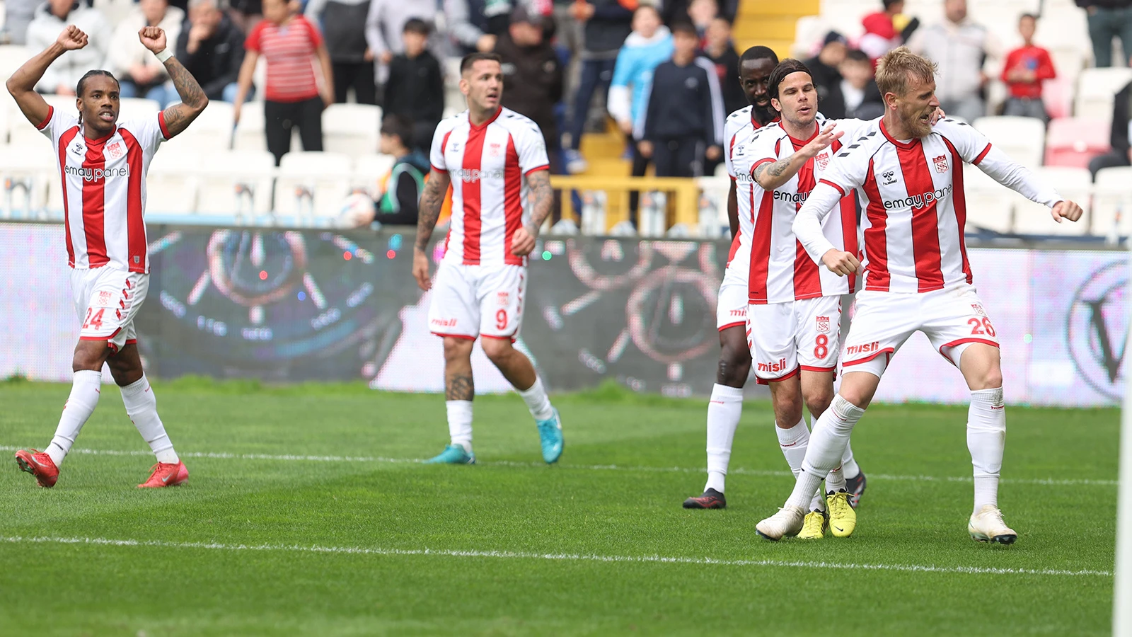 Sivasspor, Antalyaspor'u devirerek ligde nefes aldı