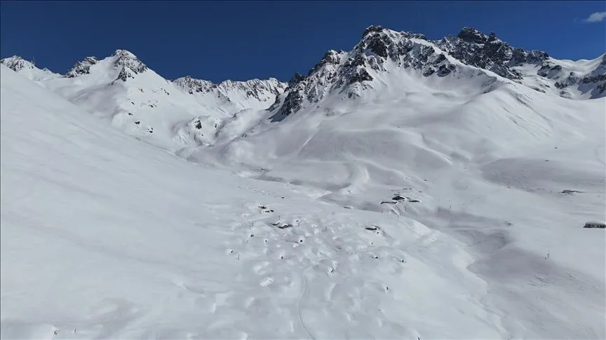 Rize'de karlar altında kalan yayla evleri havadan görüntülendi