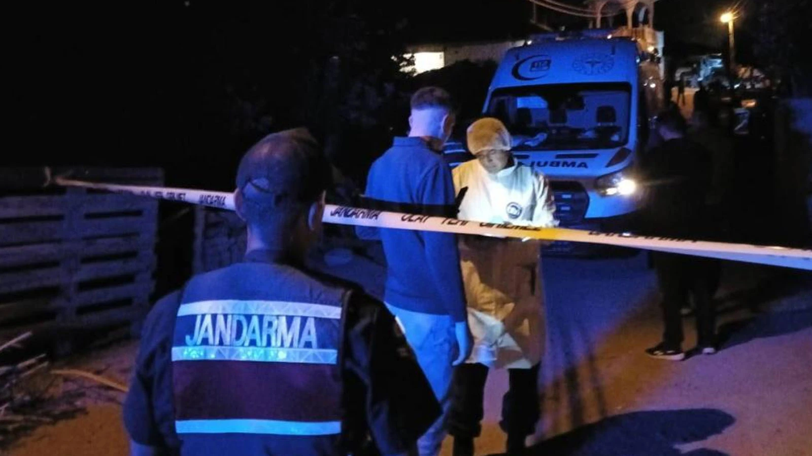 Kırşehir'de aile faciası: Anne ve babasını öldürüp akrabalarını yaraladı