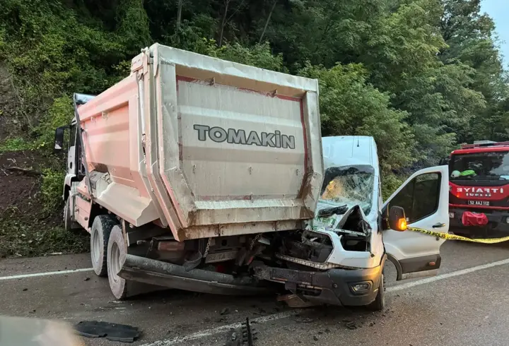 Ordu’da Yolcu Minibüsü Kamyonla Çarpıştı: 1 Ölü 23 Yaralı