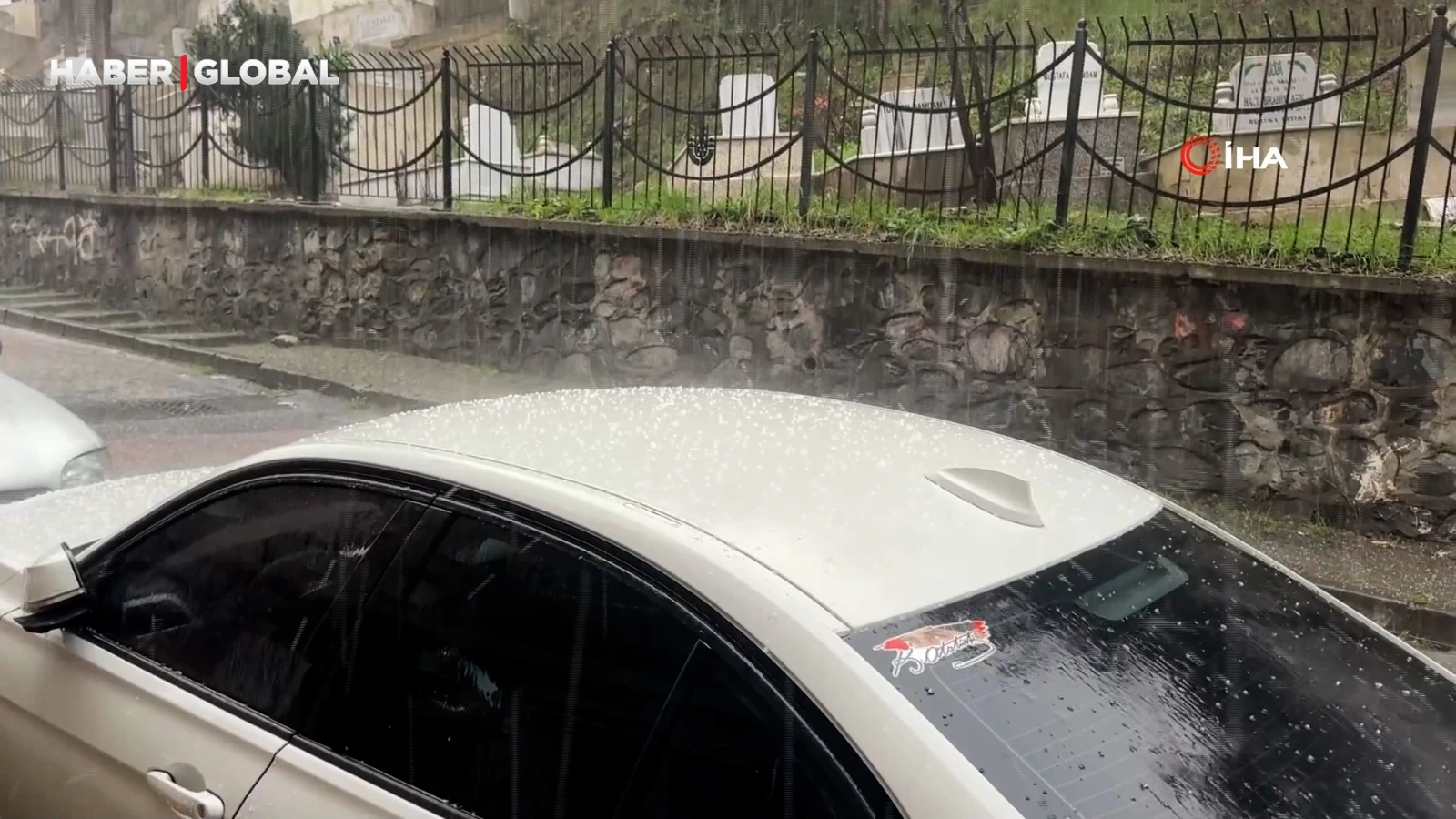 İstanbul'da aniden bastıran dolu vatandaşlara zor anlar yaşattı