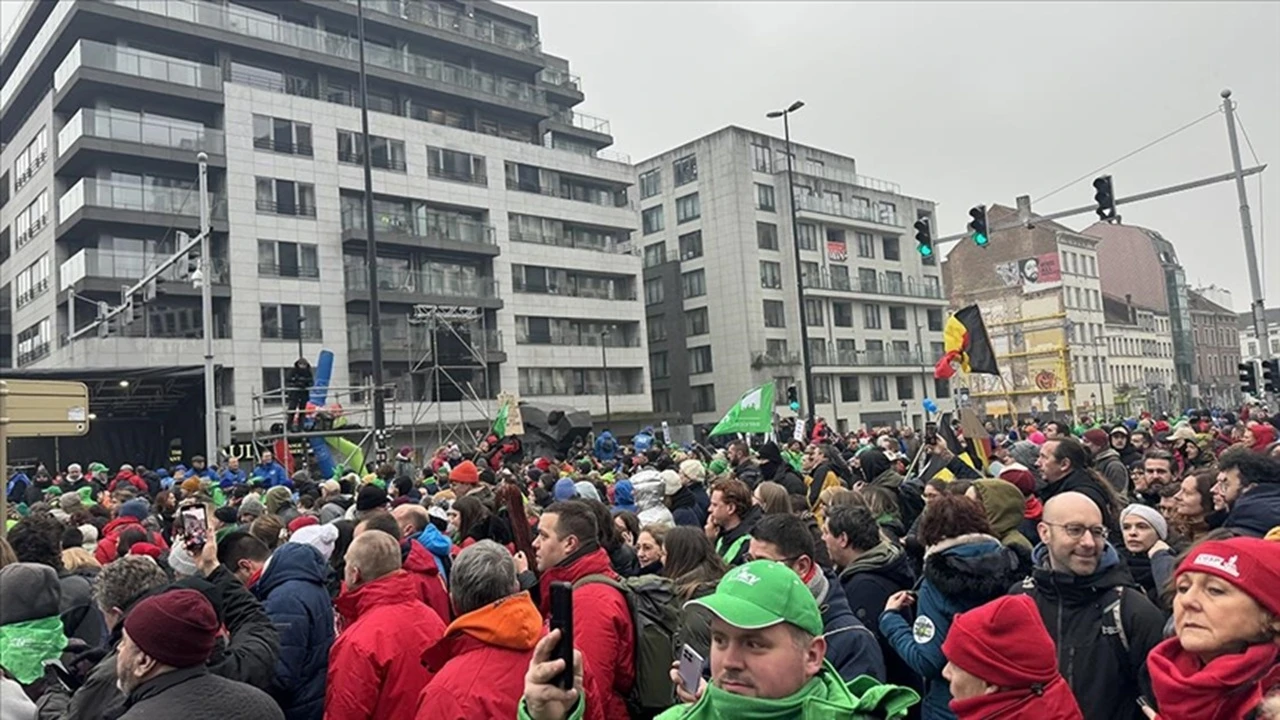 Belçika'da işçiler greve başladı: Kemer sıkma önlemleri protesto ediliyor