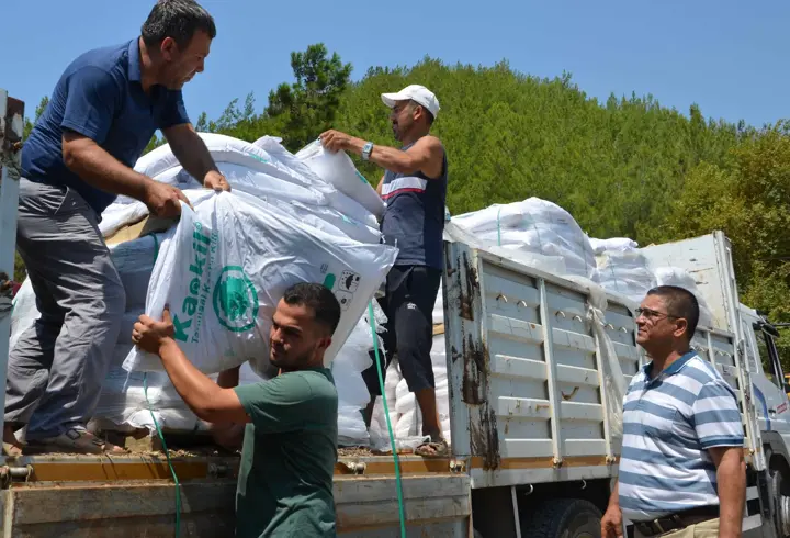Büyükşehir Alanyalı çiftçilere 10 ton kaolin kili dağıttı