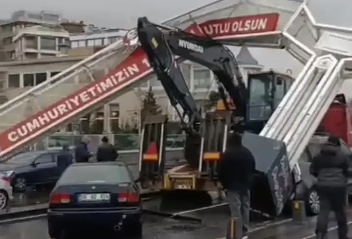 İstanbul - Üsküdar'da TIR'ın üzerindeki ekskavatör tabelaya takıldı: 7 araçta hasar oluştu