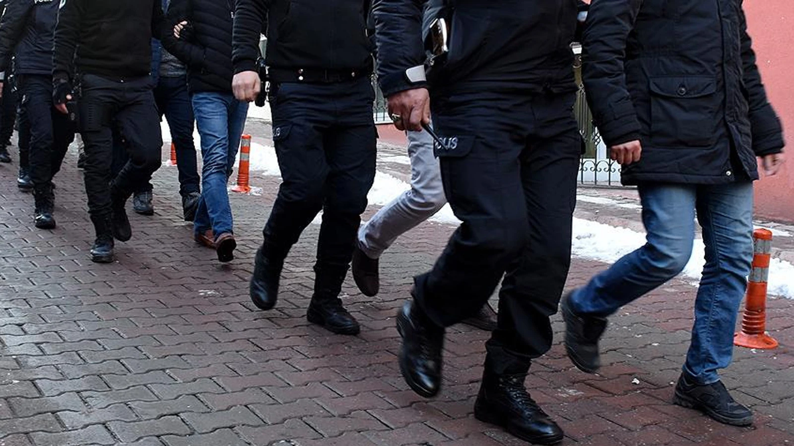 FETÖ'nün akademisyen yapılanmasına darbe: 4 gözaltı