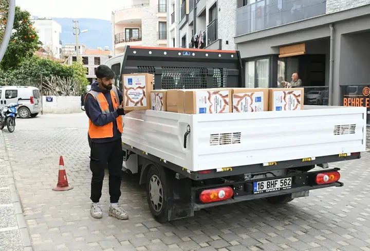 Kuşadası'nda  3 bin 500 gıda kolisi ihtiyaç sahibi ailelere ulaştırıldı