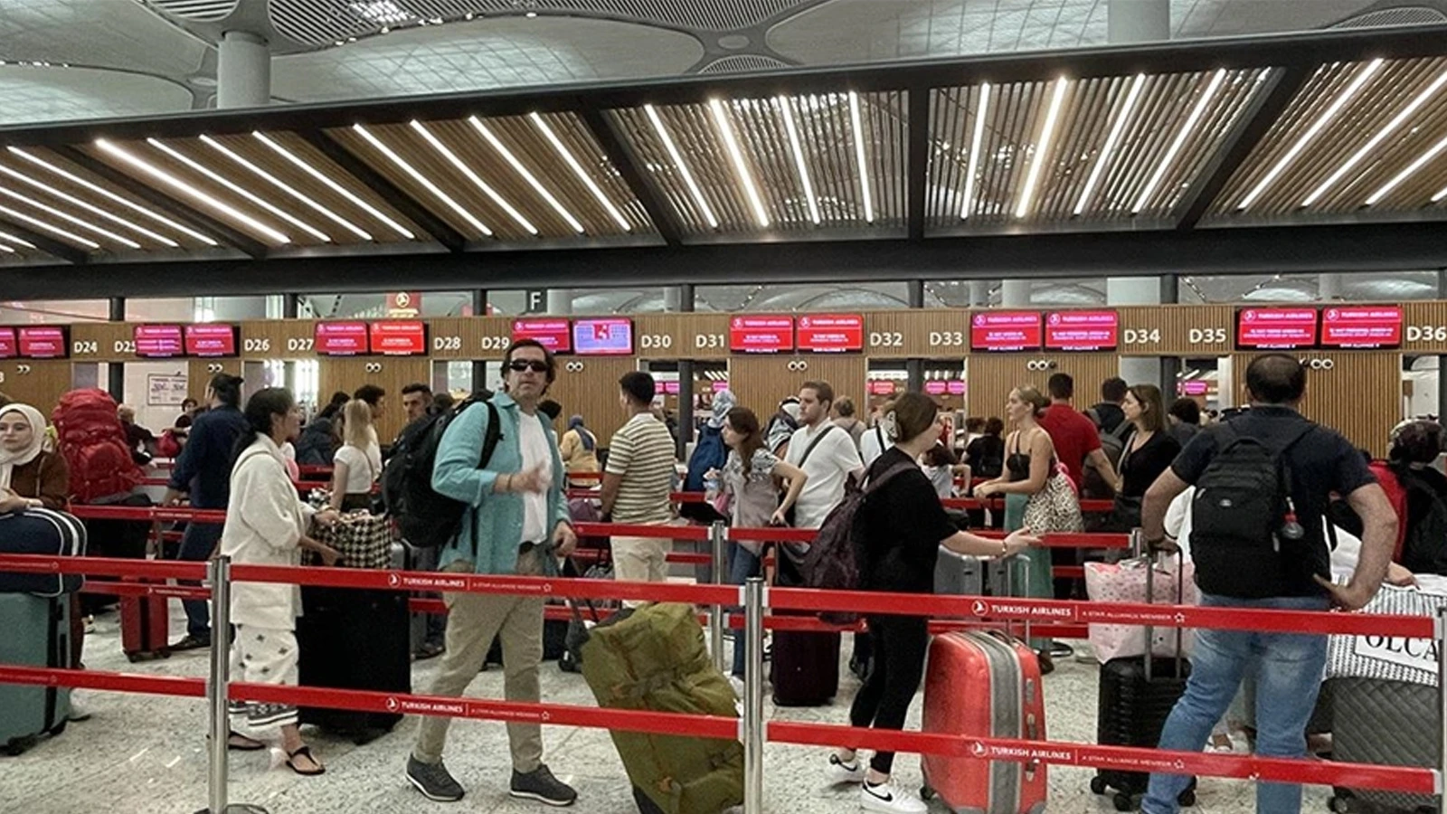 İstanbul havalimanlarında tatil dönüşü yoğunluğu