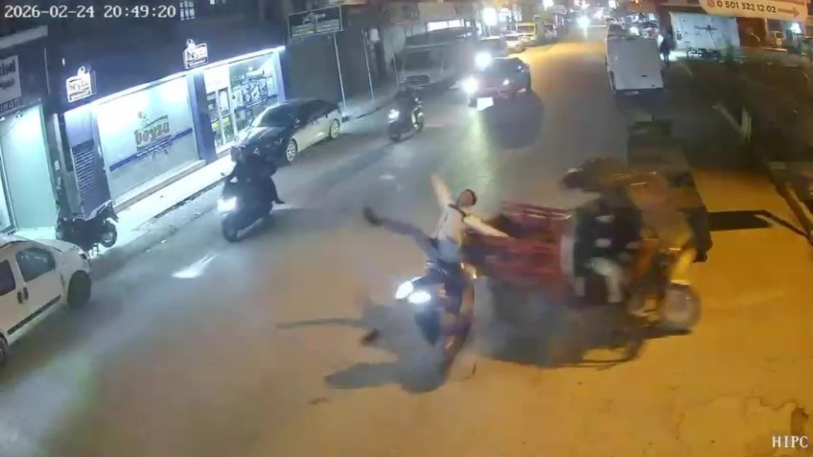 Adana'da korkunç kaza kamerada! İki motosiklet çarpıştı