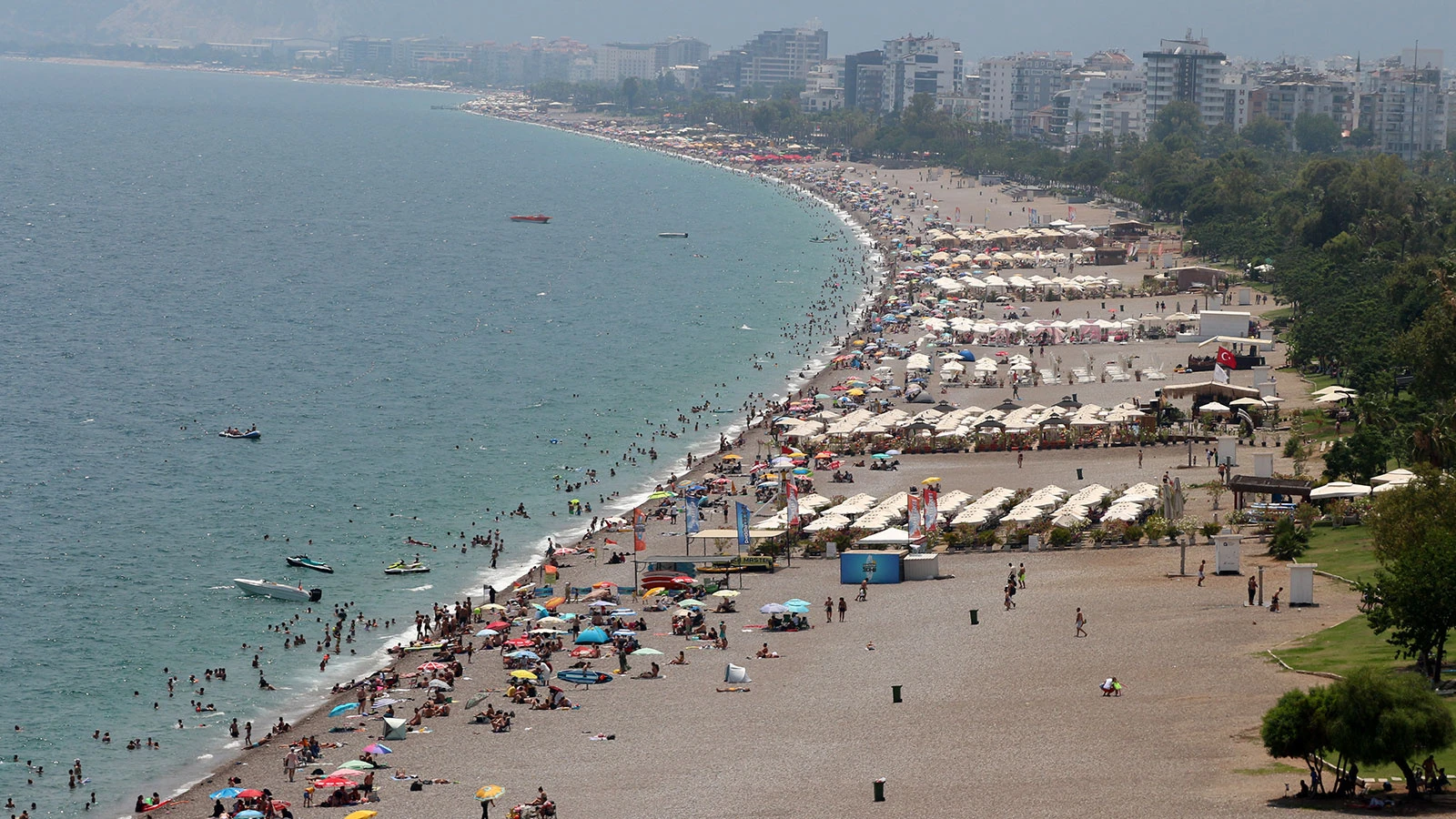 YKS'den çıkan üniversite adayları, Konyaaltı Sahili'ne akın etti