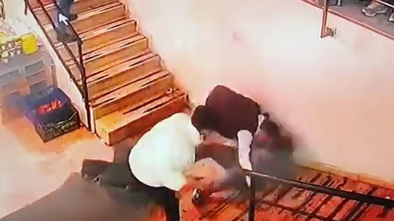 Tartıştıkları kişiyi öldüresiye dövdüler: O anlar kamerada