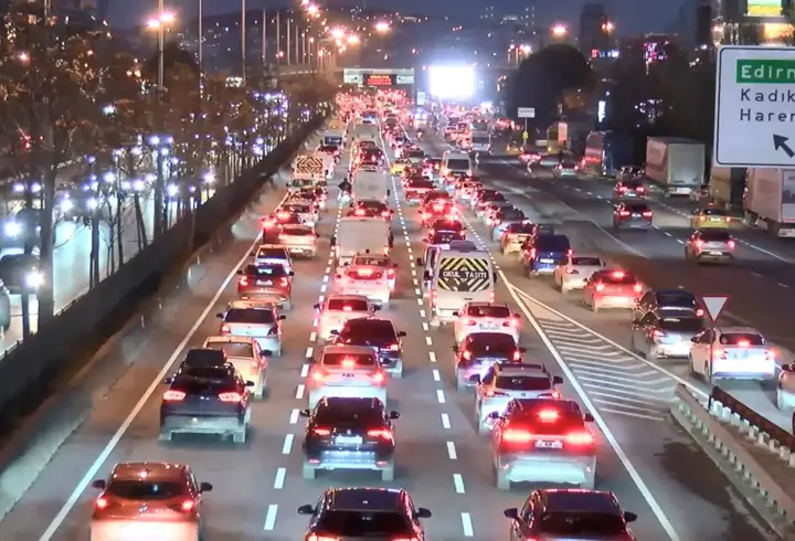 İstanbul - İstanbul'da haftanın ilk iş gününde trafik yoğunluğu