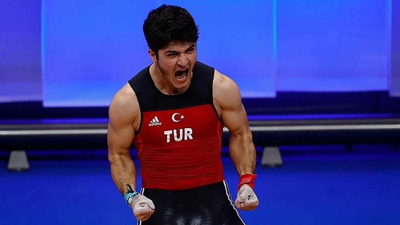 Milli halterci Muhammed Furkan Özbek dünya şampiyonu!