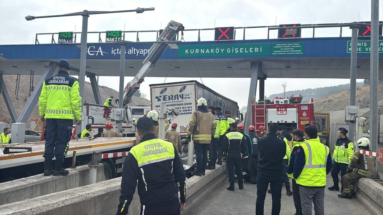 Pendik'te otomobil tırın altına girdi: Yaralılar var