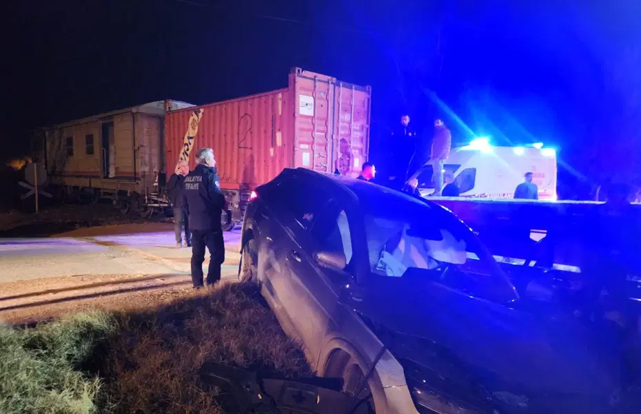 Yük treni otomobile çarptı, 5 kişi yaralandı