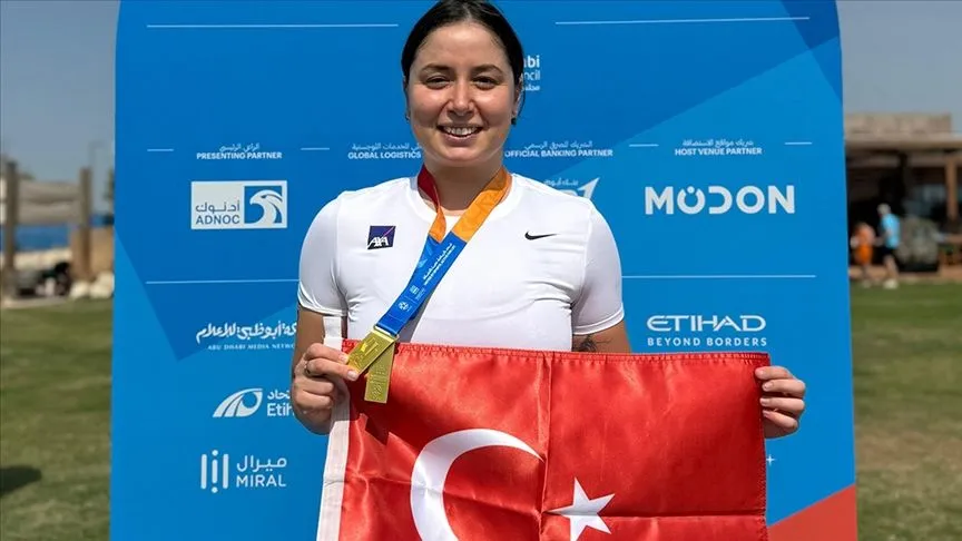Bengisu Avcı, Dünya Master Oyunları'nda 5 bin metre yüzmede şampiyon oldu