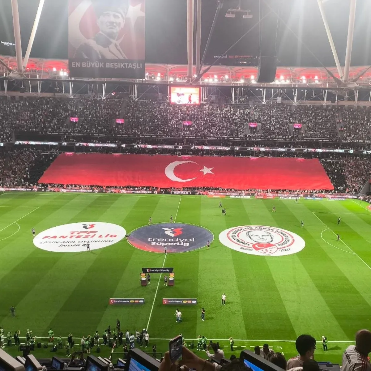 Beşiktaş tribünlerinde 30 Ağustos coşkuyla kutlandı