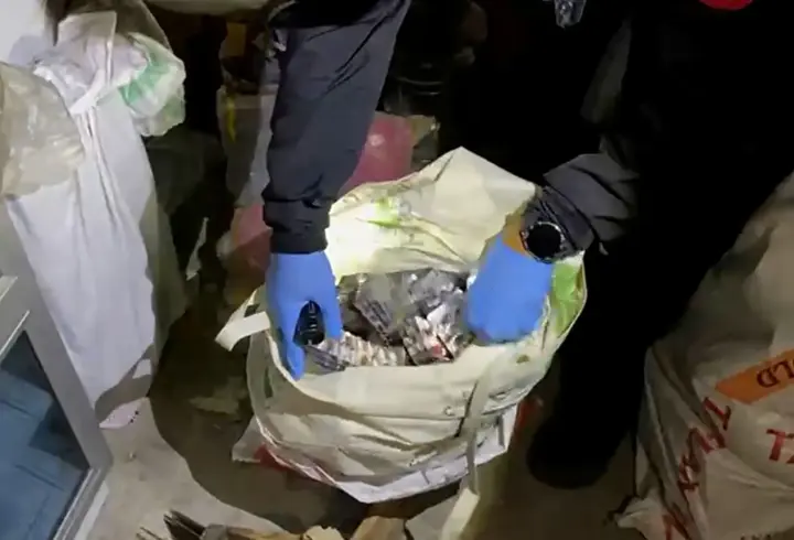 Evinin çatısında, çuvallarda uyuşturucu hap ele geçirilen şüpheliye gözaltı