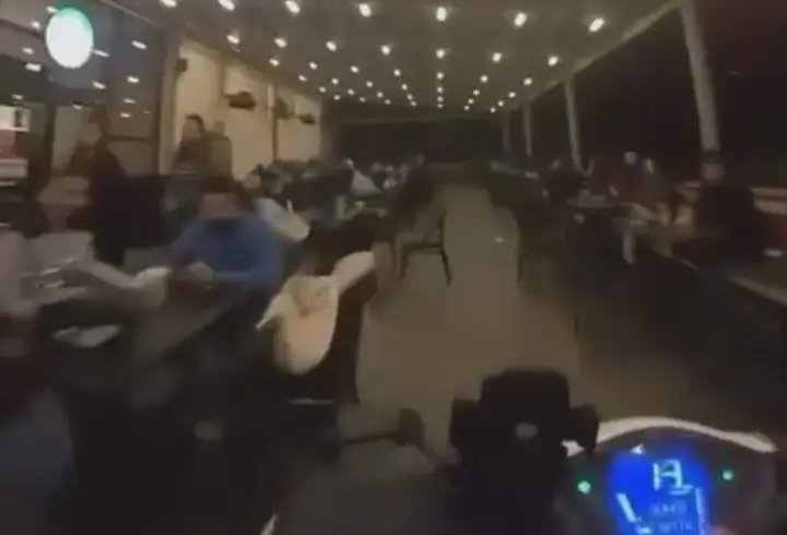BU KADARINA DA PES! Kafede motosikle dolaştı