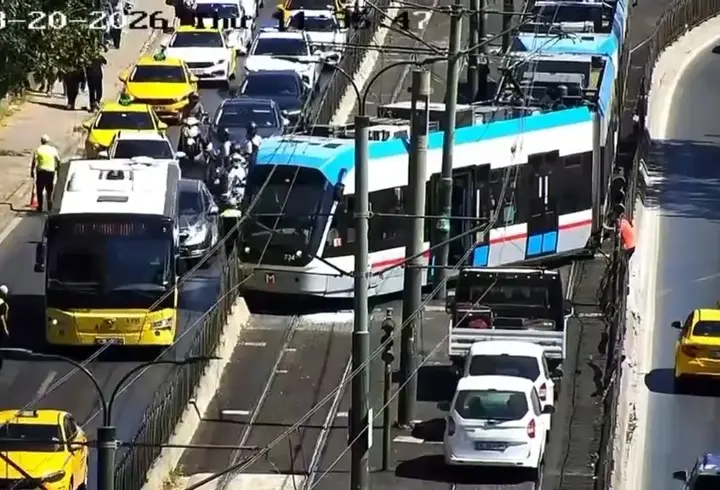 Beyoğlu’nda tramvay raydan çıktı; yolcular tahliye edildi