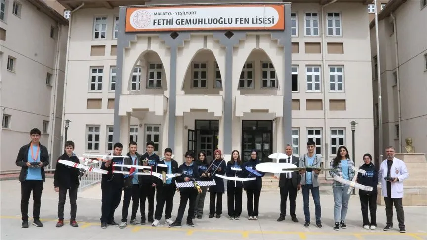 Model uçak yapan depremzede liseliler TEKNOFEST'e hazırlanıyor
