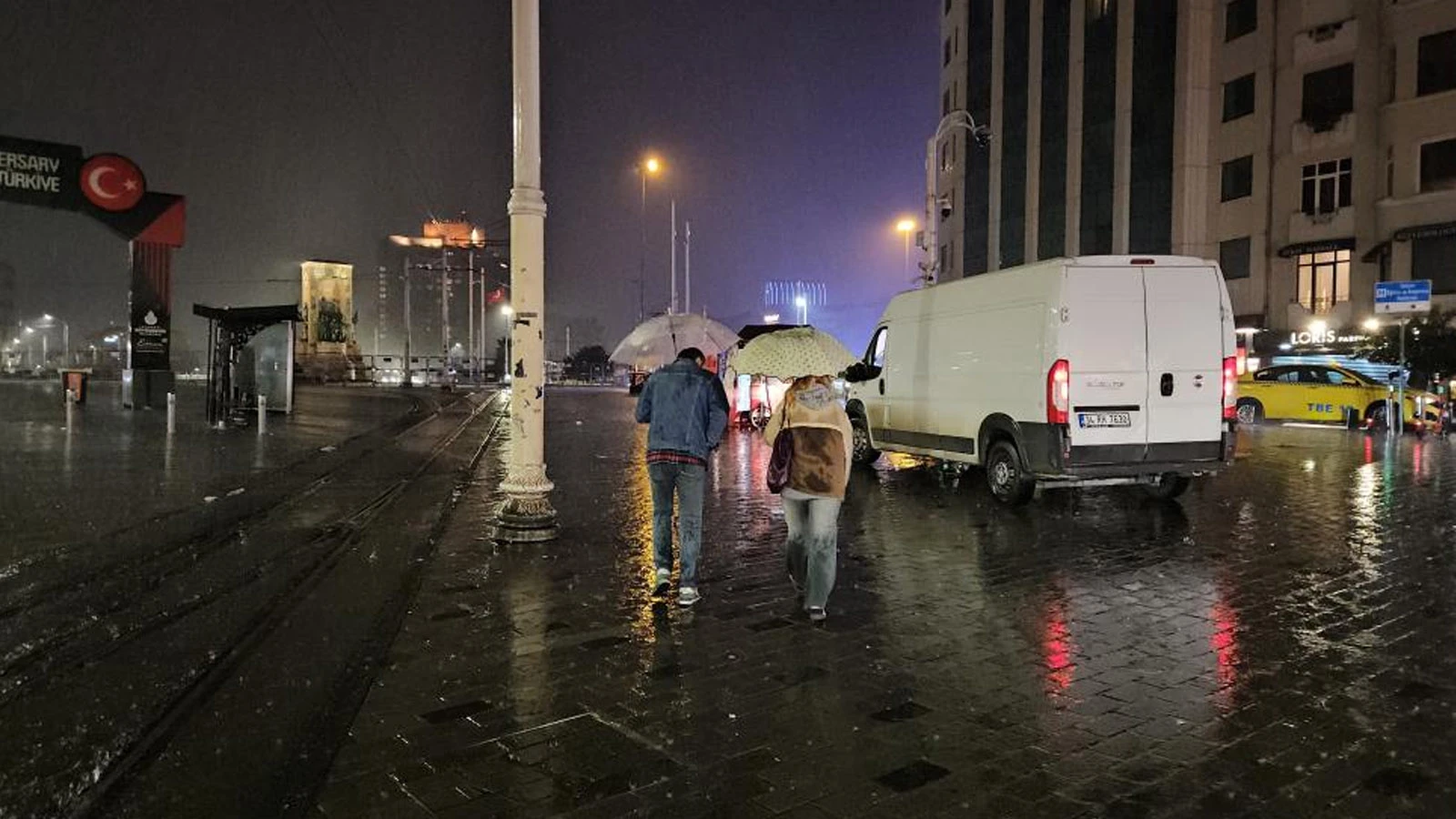 İstanbul'da etkili olan sağanak yağış hayatı olumsuz etkiledi