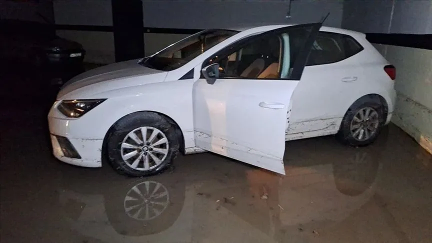 Küçükçekmece'de yağış nedeniyle su basan sitenin otoparkında 7 araç zarar gördü