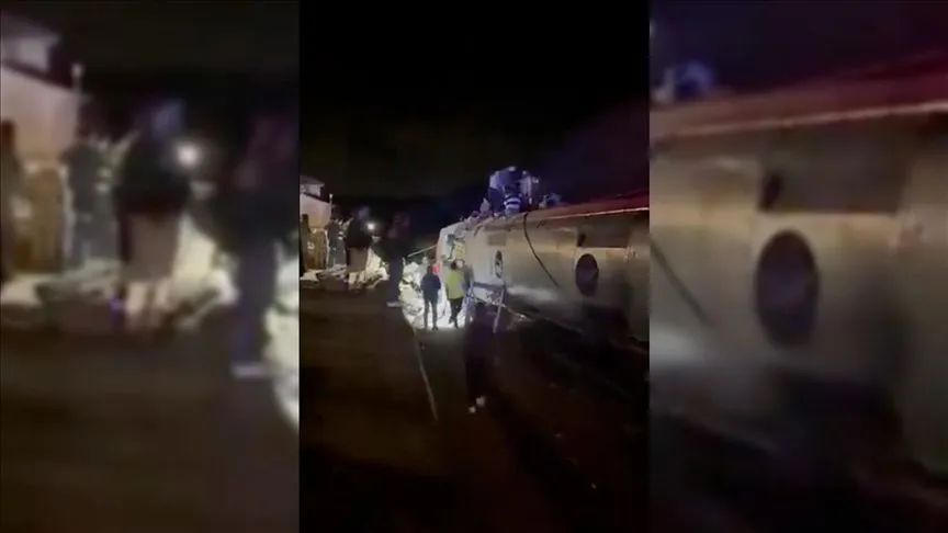 İspanya'da iki hızlı trenin raydan çıkması sonucu 21 kişi öldü
