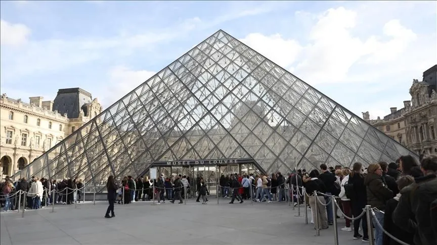 Fransa'daki Louvre Müzesi'nde "bilet dolandırıcılığı" şebekesi çökertildi