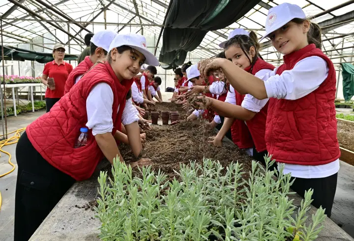 İzmir'de çocuklar tarımı, 'Lider Çocuk Tarım Kampı'nda öğrendi