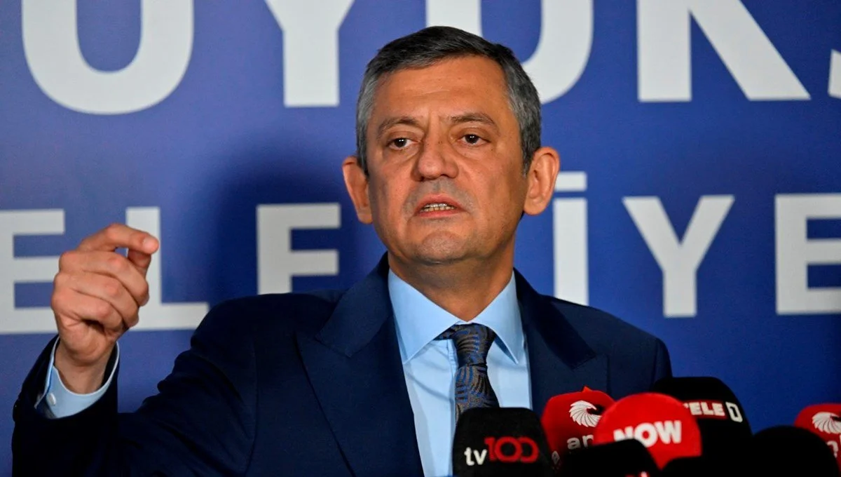 Özgür Özel: Devrilen iki mezar taşının onarımı ertesi gün yapıldı