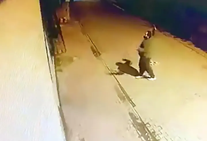 Evin pencerlerine taş atıp, camlarını kırdı