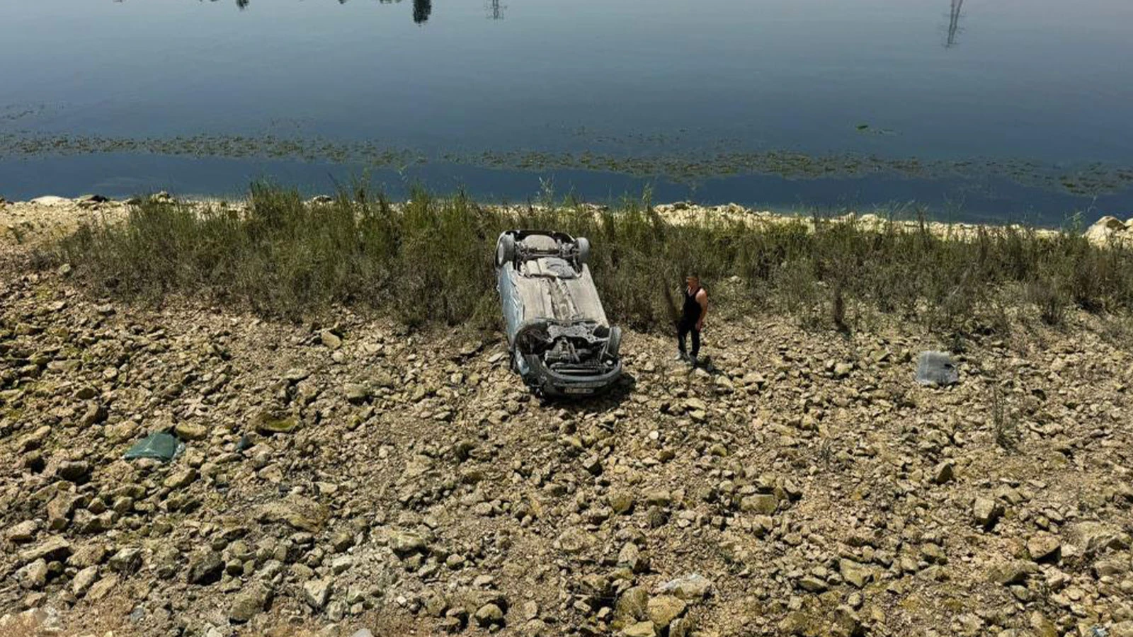 Şarampole devrilen otomobilin sürücüsü yara almadan kurtuldu