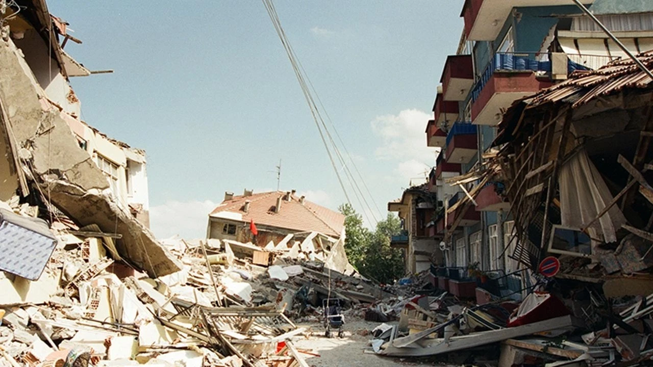 Marmara Depremi'nde 26 yıl önce hayatını kaybedenler anıldı
