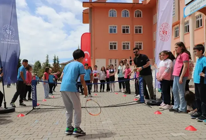 Kütahya'da İlkokul Öğrencileri Tenis Turnuvasında Yarıştı