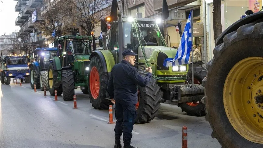 Yunan çiftçiler Larisa'da milletvekili bürolarının önünde protesto düzenledi 