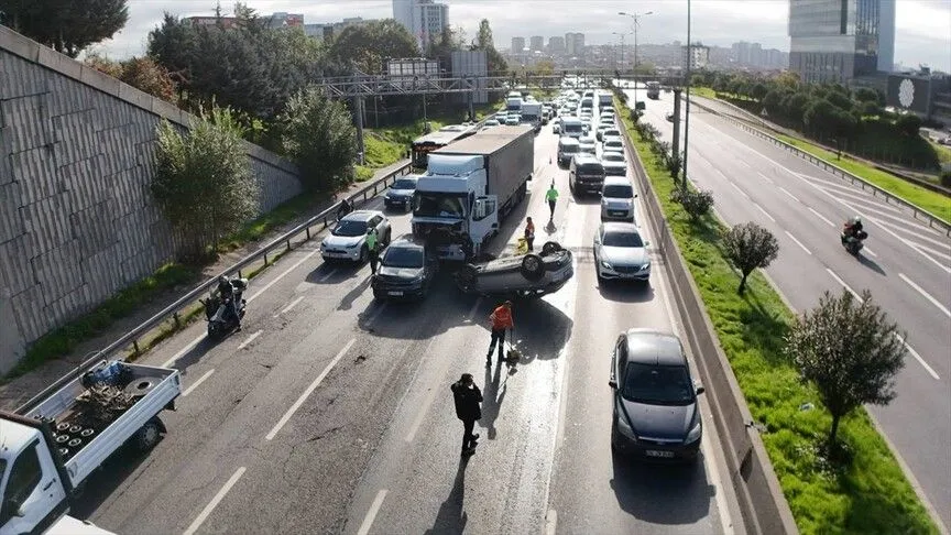 Bağcılar'daki Tem Otoyolu'nda 5 Aracın Karıştığı Zincirleme Trafik Kazası Meydana Geldi