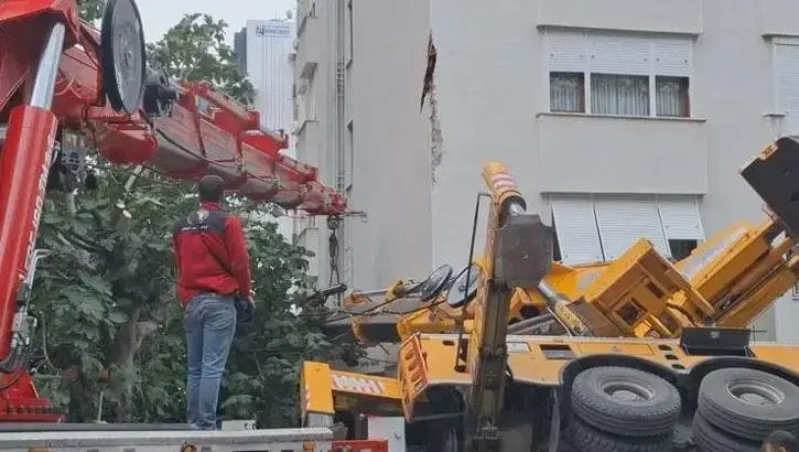 İstanbul’da Korkutan Kaza! Vinç 11 Katlı Binaya Çarptı