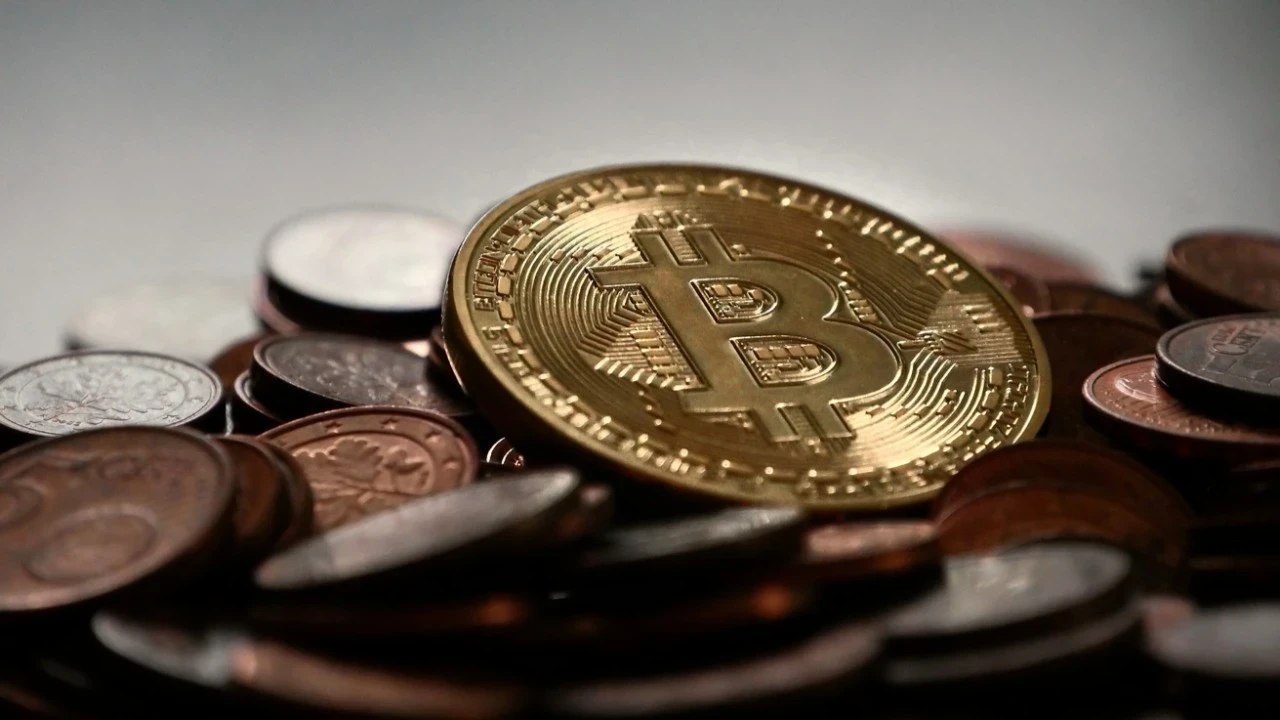 Bitcoin düşüyor, ETF'lerden para çıkıyor: 4 hafta üst üste gerileme!