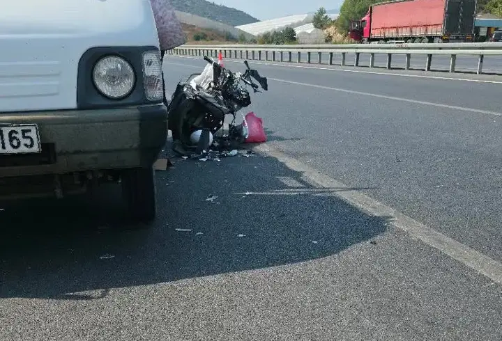 Park halindeki kamyonete çarpan motosiklet sürücüsü yaralandı