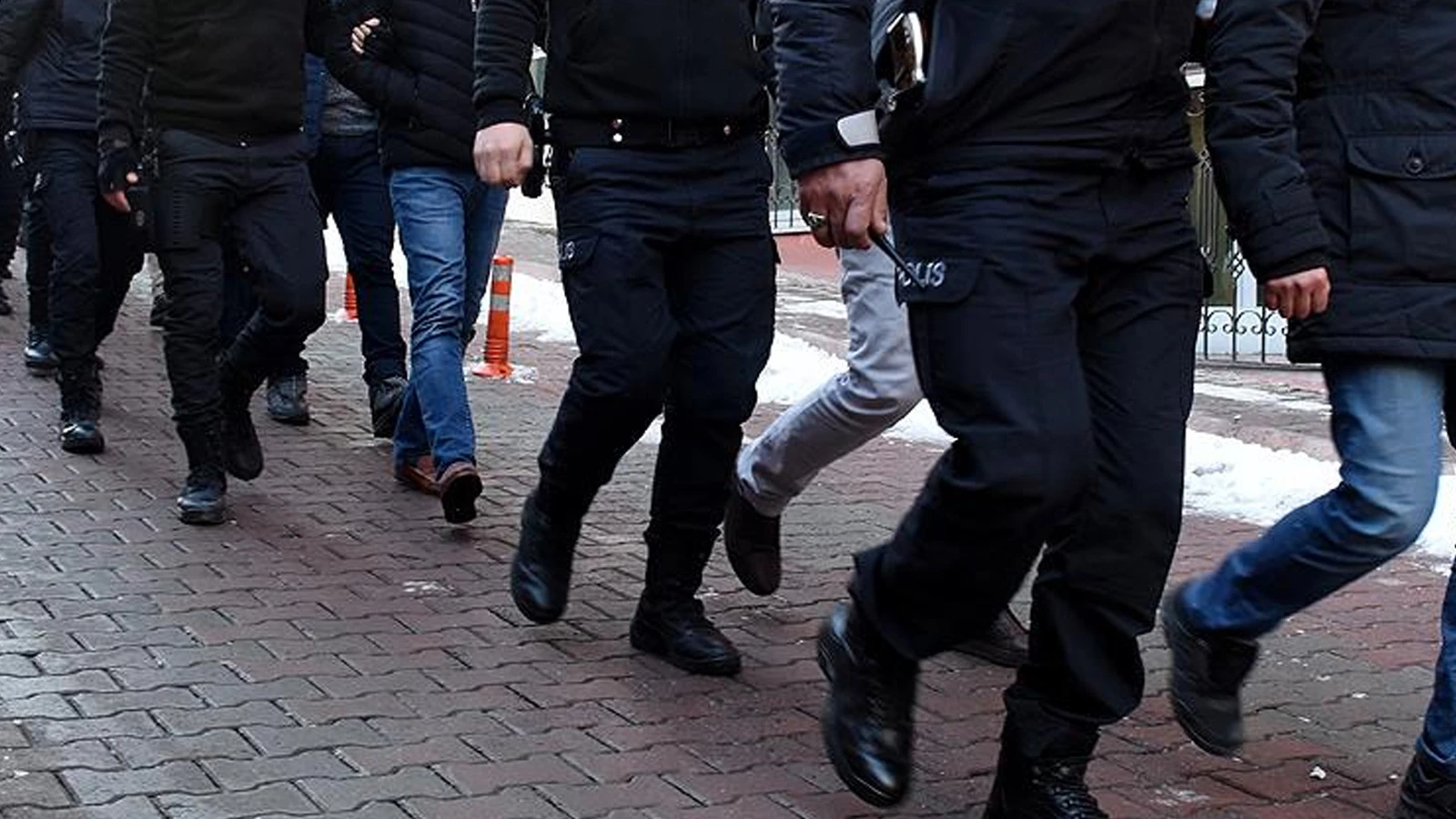 Küçükçekmece'de '10 Kardeşler' çetesine yönelik operasyonda 26 tutuklama