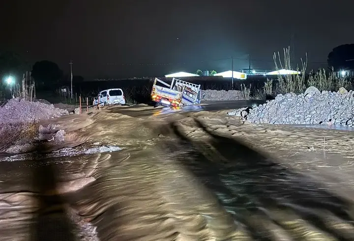 Manisa'da dere taştı: İki araç suda mahsur kaldı