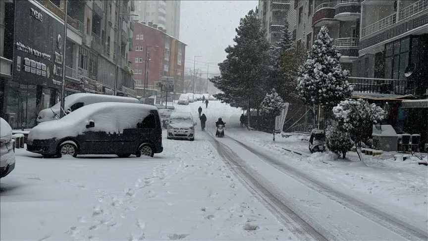 Birçok il ve ilçede kar yağışı nedeniyle eğitime bir gün ara verildi