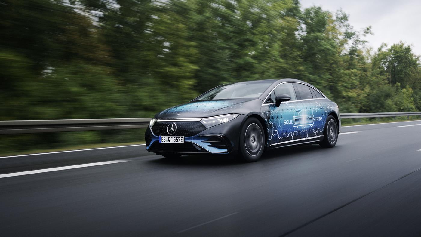 Mercedes-Benz EQS, katı hal batarya ile 1.205 km menzile ulaştı