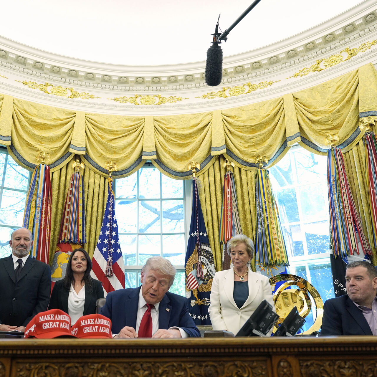 Tartışmalar sürerken Trump'tan iki kararnameye imza