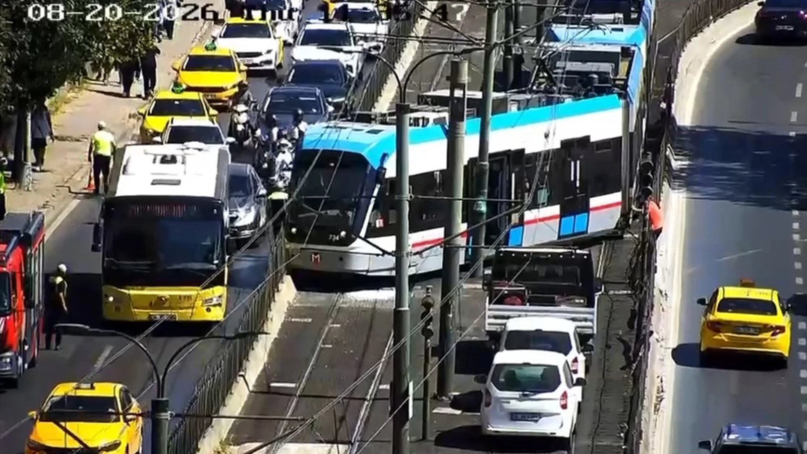 Beyoğlu'nda tramvay raydan çıktı! Yolcular tahliye edildi