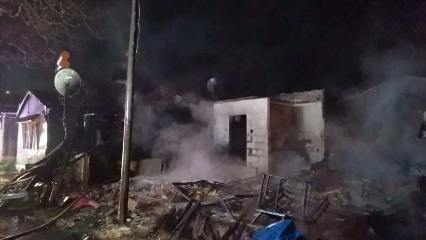 Bursa'da çıkan yangında 18 ahşap baraka kullanılamaz hale geldi