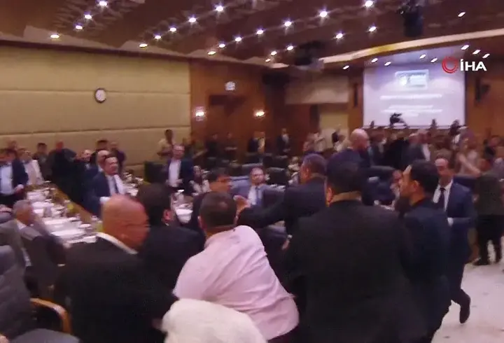 Tansiyon yükseldi, Meclis toplantısı kavgayla bitti!