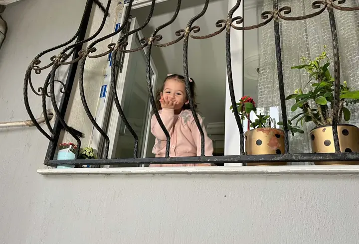 Çöp kamyonu şoförü ile 3 yaşındaki Ayşe arasında 'pencere' bağı!