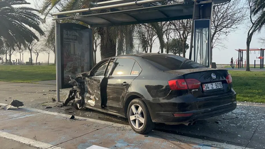 Sahil yolunda feci kaza. Otomobil durağa daldı