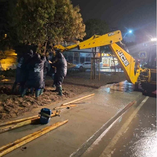 Arnavutköy’de Yağış Mesaisi: 300 Personel Ve 80 Araç Sahada